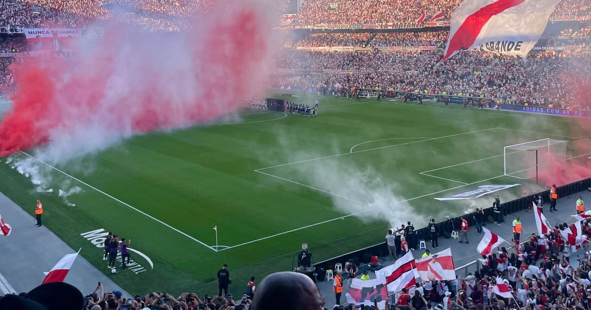 Entrada para un partido de fútbol argentino con bebida y guía