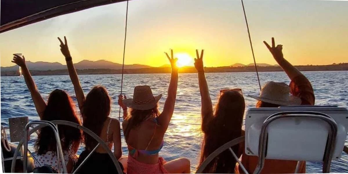 Portocolom: excursión compartida de un día en velero con comida y bebida