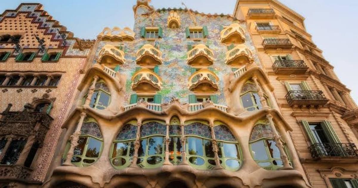 Legends of Modernisme: Gothic Quarter & Gaudí Facades Walk