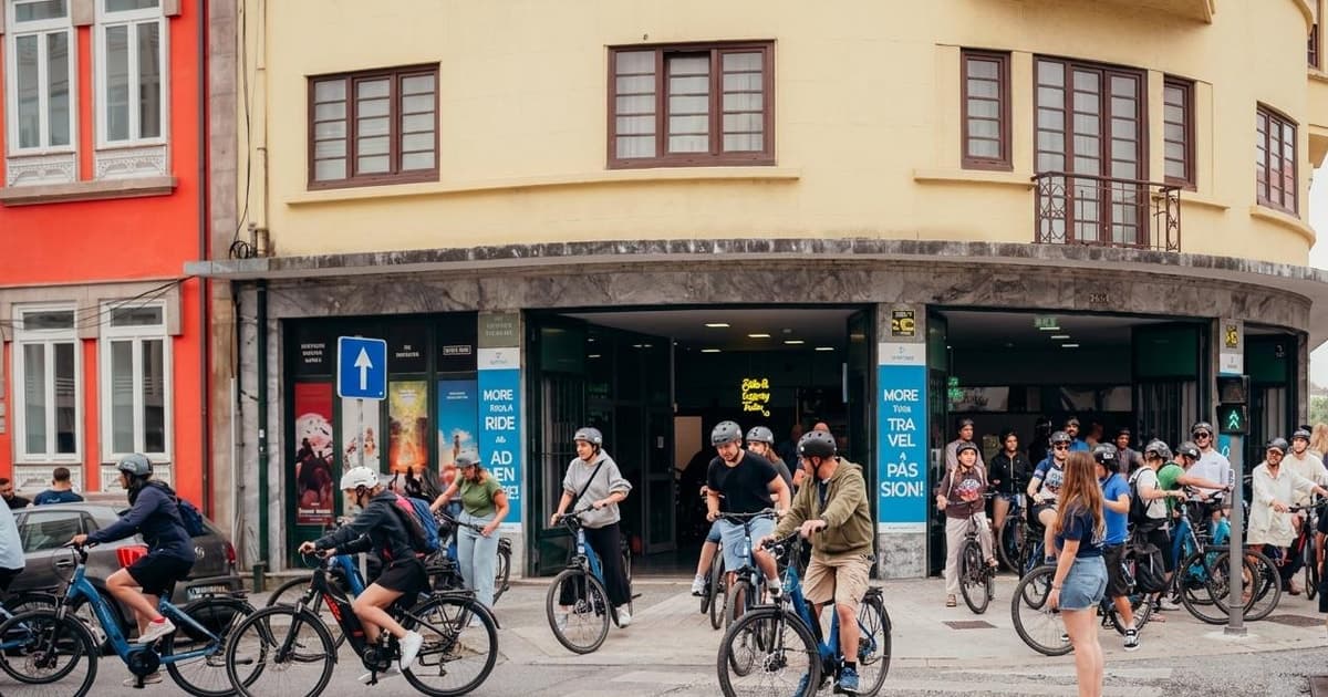 Porto: Electric or City Bike Rental