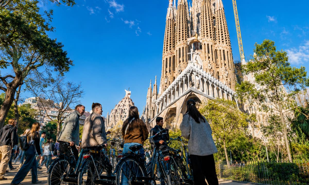Barcelona: Gaudí, Landmarks & Hidden Gems Bike Tour