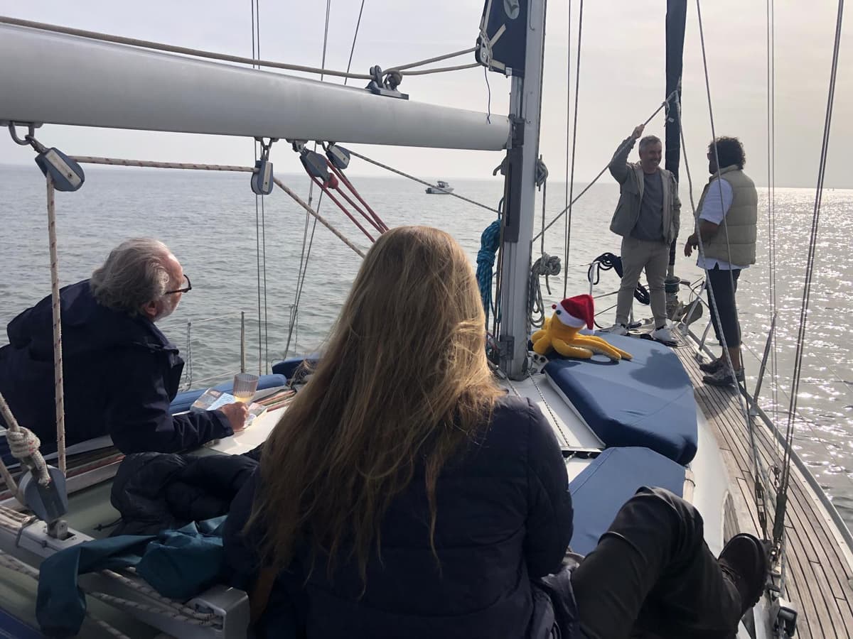Parque das Nações: Yoga and meditation at sunrise aboard a sailboat!