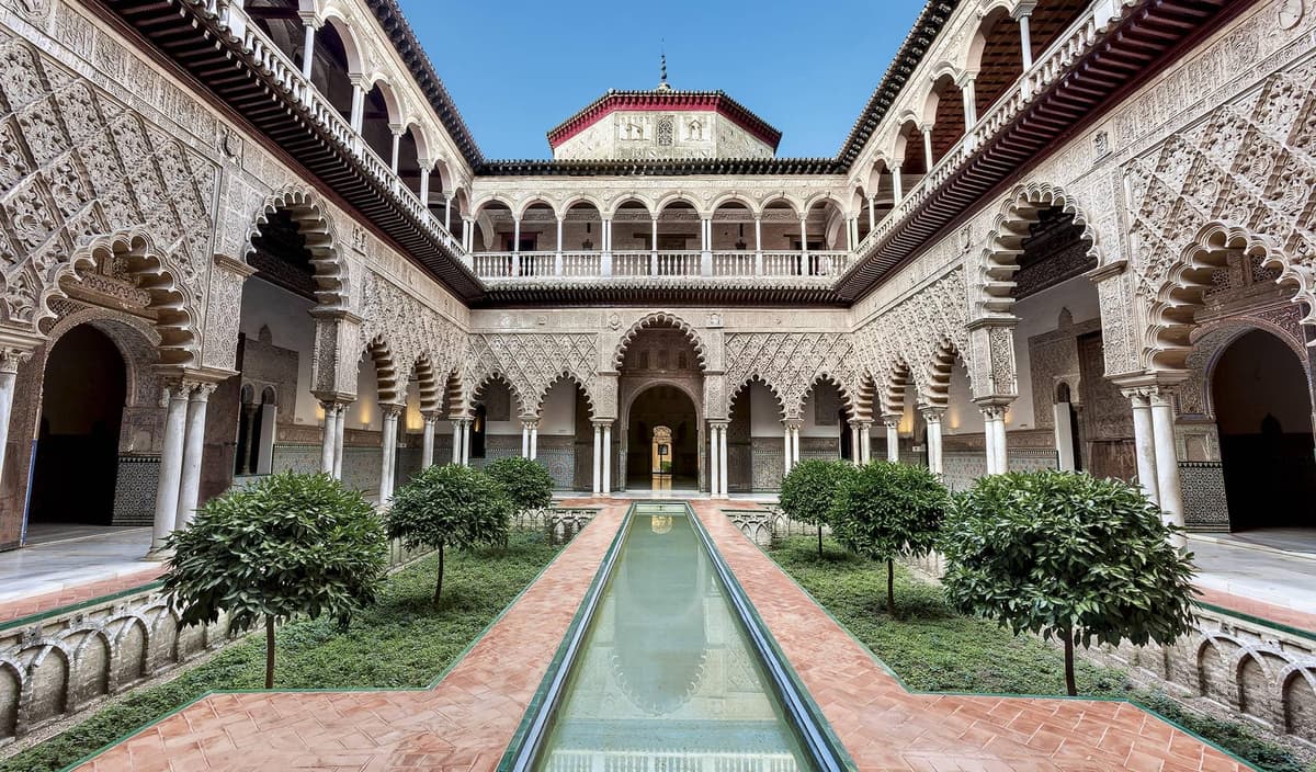 Visita guiada al Alcázar Real, la catedral y la Giralda con acceso prioritario