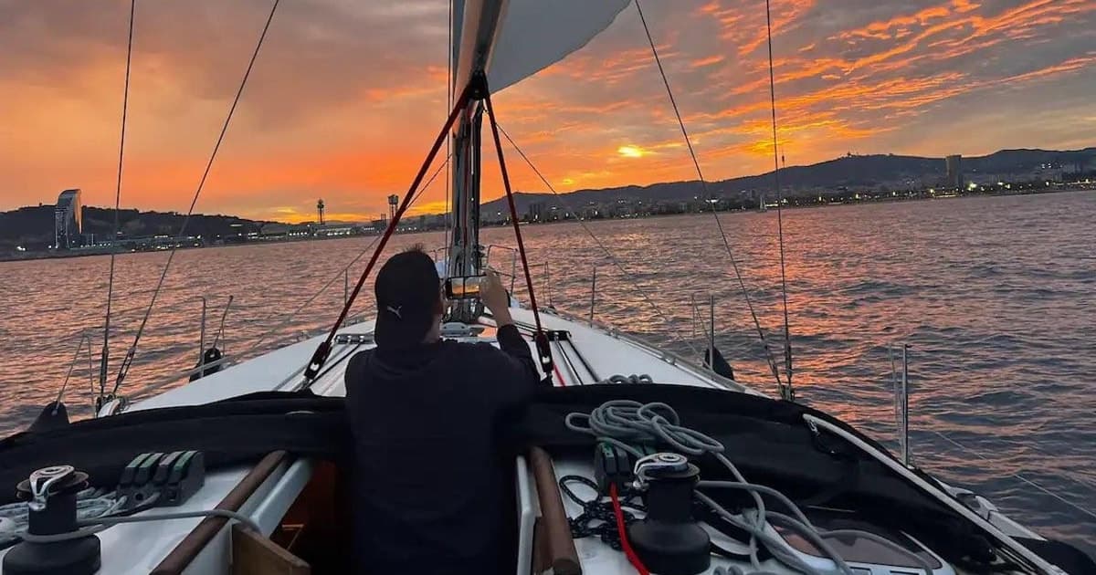 Barcelona: Sailing Tour with a Glass of Cava