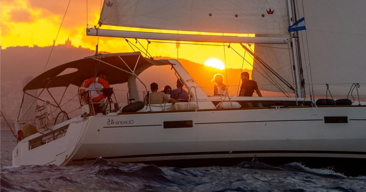 Barcelona: paseo en velero de 2 horas con barra libre, refrigerios y parada para nadar