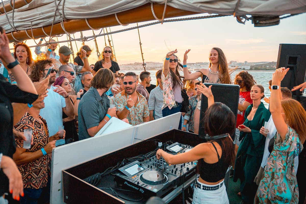 Lisbon Boat Party - Live DJ & Afterparty with VIP Club entry