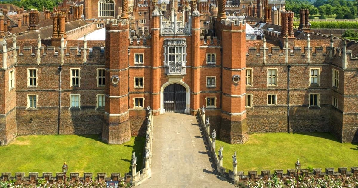 Hampton Court Palace Half-Day Trip from London with Tickets
