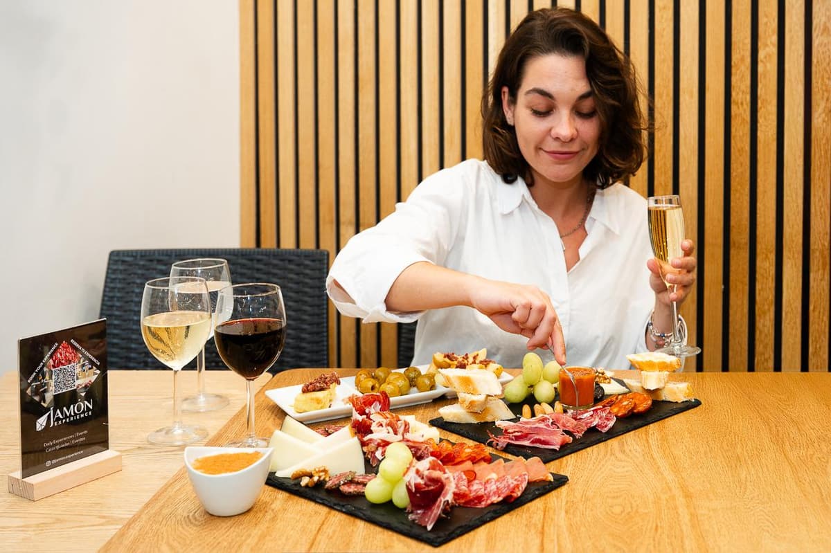 Menú gourmet: jamón, queso y vino cerca de la Sagrada Familia