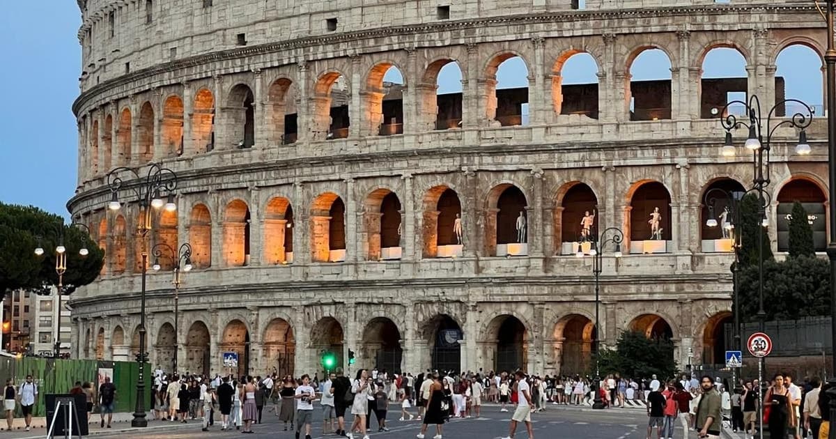 Tour guiado por el Coliseo subterráneo, el Foro Romano y el Palatino