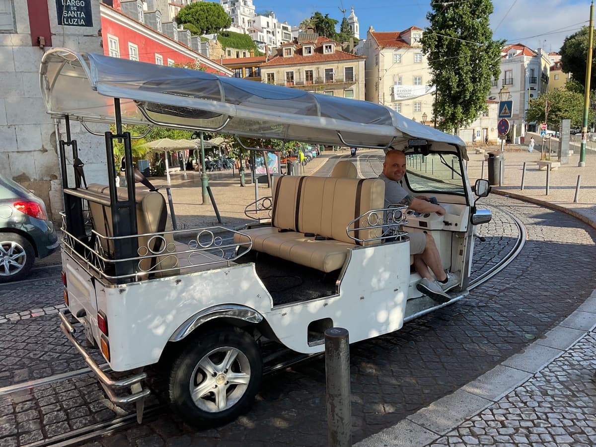 Lisbon:2-hour sightseeing TukTuk Tour with free Pickup