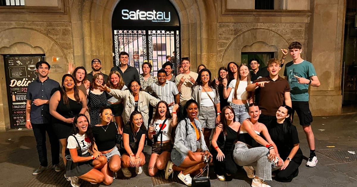 Barcelona: tour de bares, copas previas en azotea y entrada VIP