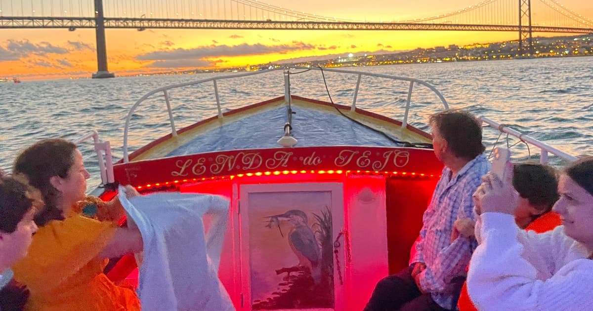 Lisbon: Live Guided Traditional Boat Sightseeing Cruise Tour