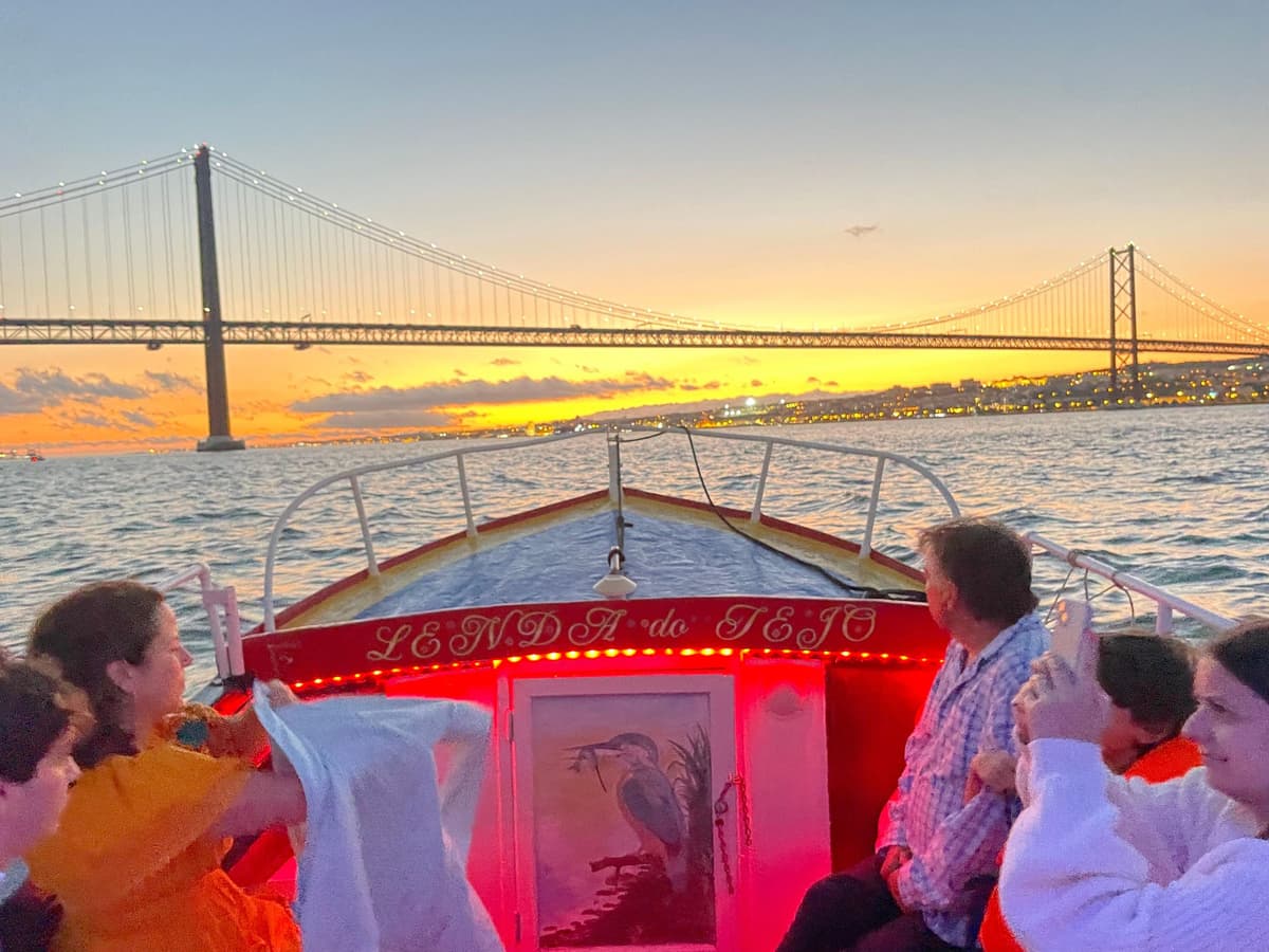 Lisbon: Live Guided Traditional Boat Sightseeing Cruise Tour