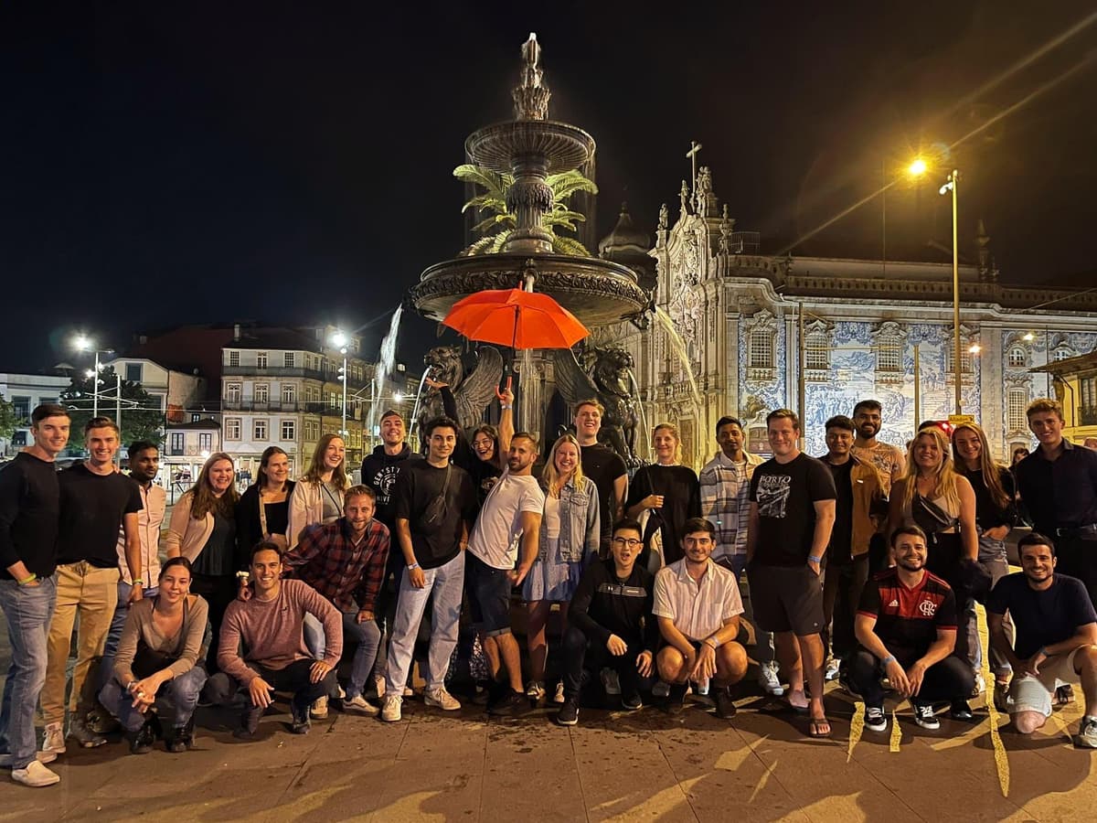 Porto: Pub Crawl with 6 Drinks and VIP Club Entry