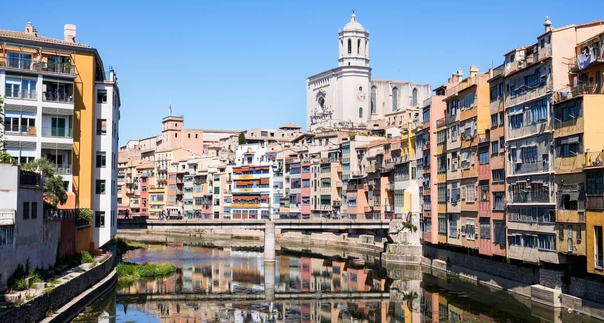 From Barcelona: Girona Guided Tour & Dalí Museum in Figueres