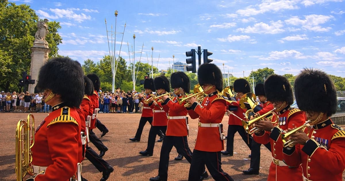 Royal London: Changing of the Guard walking tour at Buckingham Palace