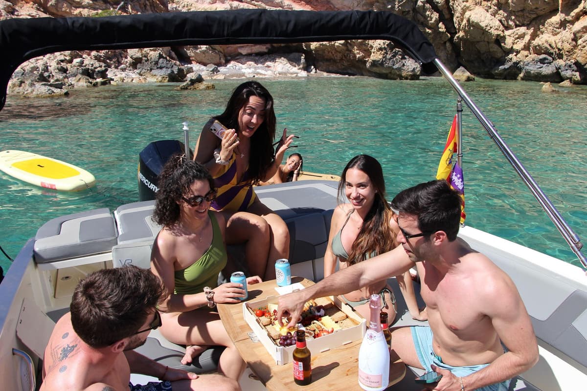 Private Boat Tour, Captain, Fuel, Drinks, Food, Snorkel, Padel Surf incl