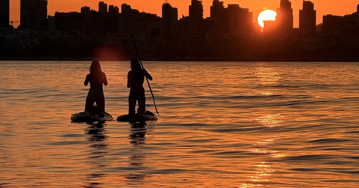 Benidorm: Amanecer en Tabla de Paddle Surf con Desayuno Gourmet