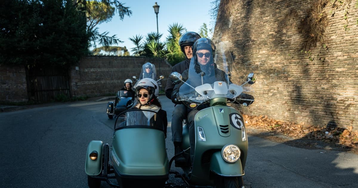 Roma: Tour nocturno de la ciudad en Vespa Sidecar