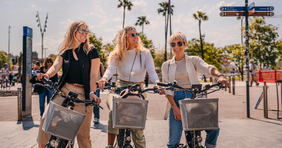 Barcelona: E-Bike Tour con Teleférico de Montjuic y paseo en barco