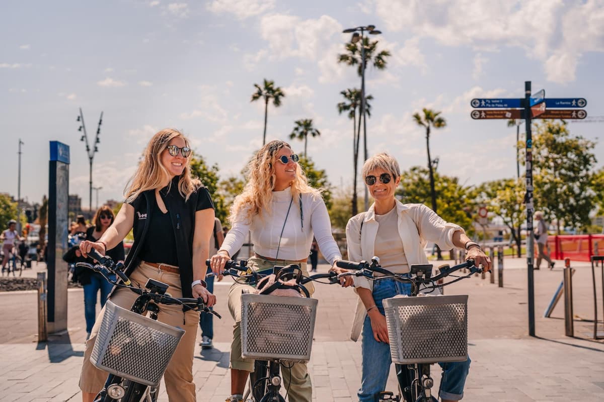 Barcelona: E-Bike Tour con Teleférico de Montjuic y paseo en barco