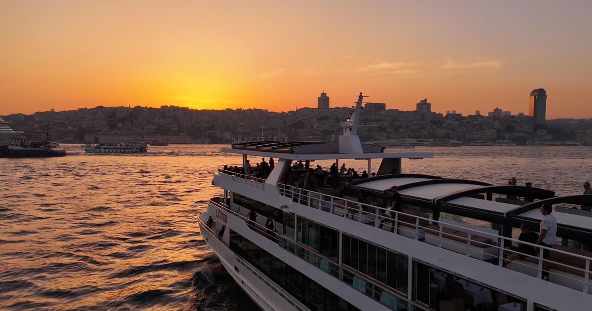 Paseo en barco panorámico por el Bósforo de día/al atardecer/de noche con audioguía