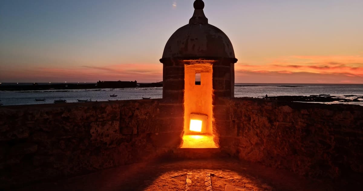 Relatos históricos y leyendas al atardecer en el Castillo de Santa Catalina
