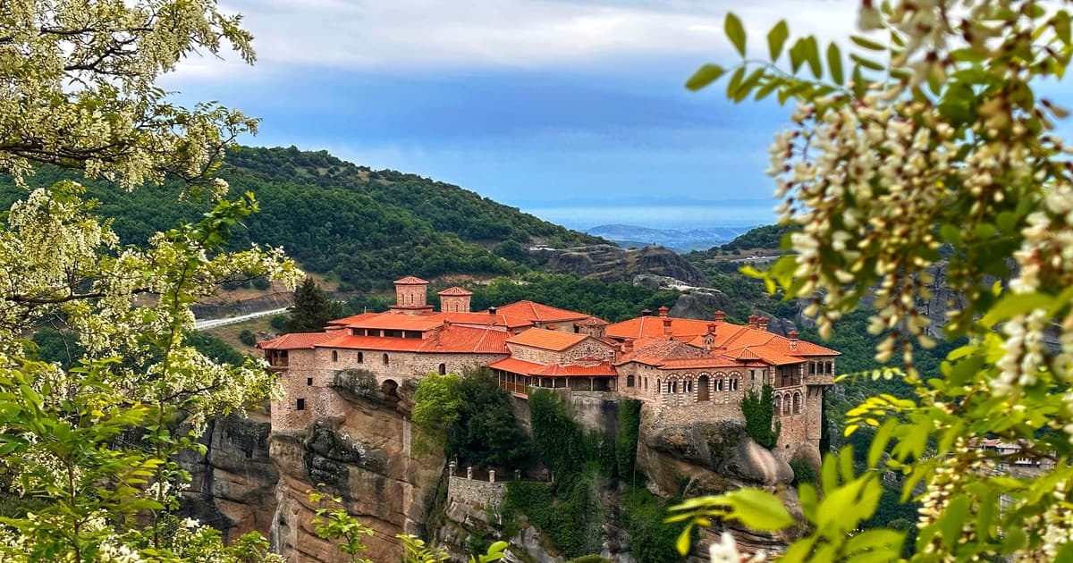 Athens to Meteora, Day Trip with Local Guide,up to 9 people