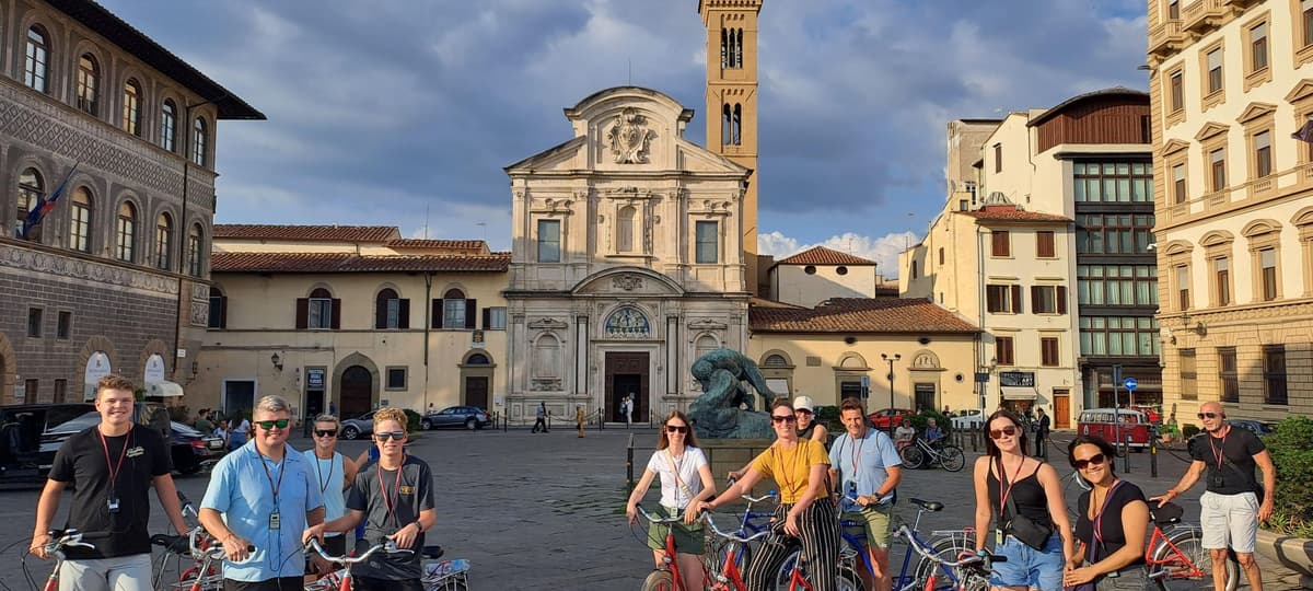 Florence at Night Bike Tour with Wine and Aperitivo Picnic