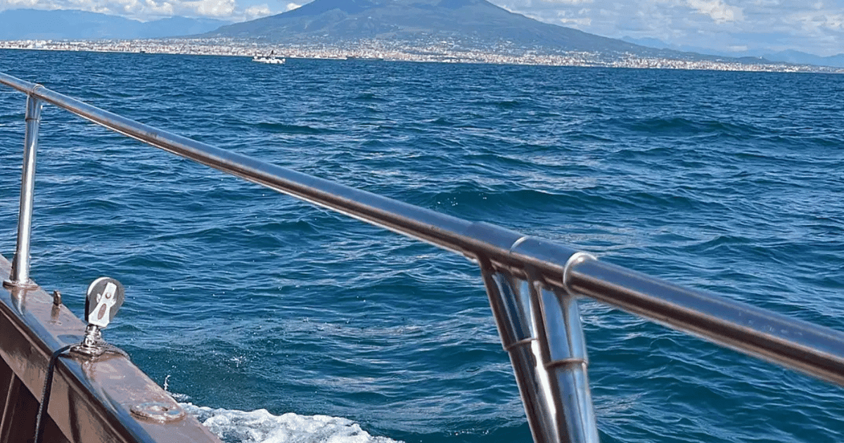 Naples: Ischia and Procida Private Boat Tour with Drinks