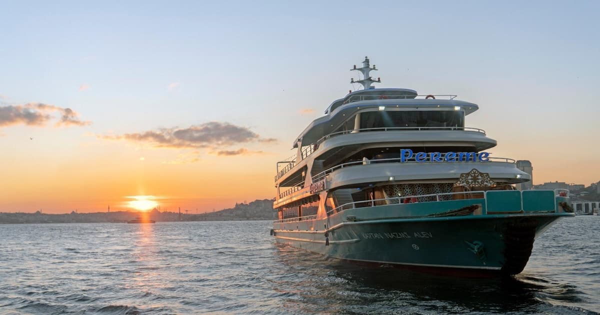 Estambul: crucero por el Bósforo al atardecer o de día, con bebidas y aperitivos