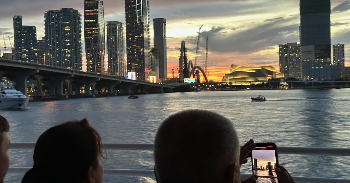Miami Biscayne Bay: Sunset Boat Cruise & Millionaire Homes