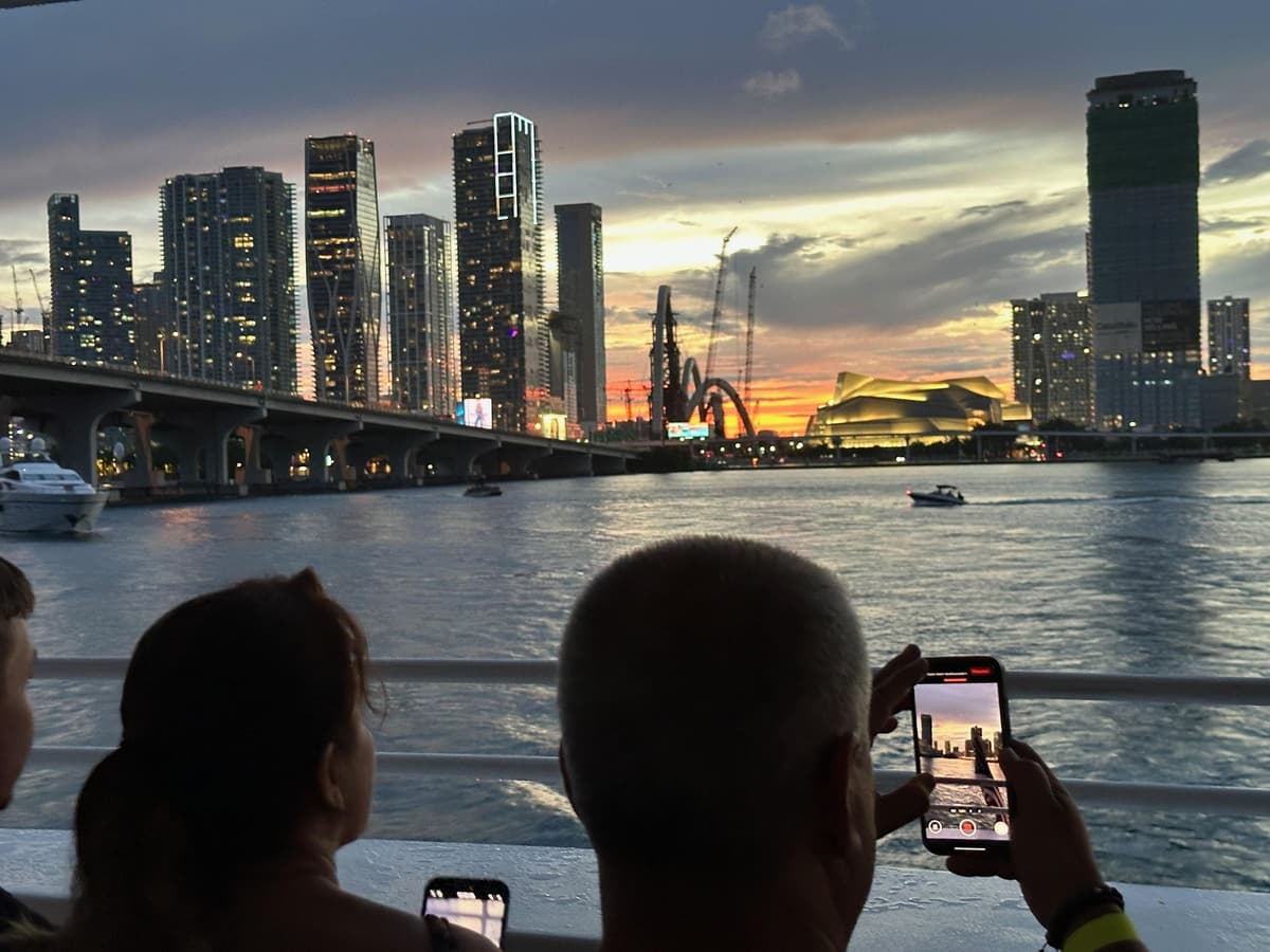 Bahía Vizcaína: paseo en barco al atardecer y casas de millonarios