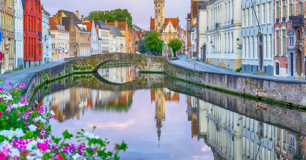 From Amsterdam: Bruges Day Tour in Spanish or English