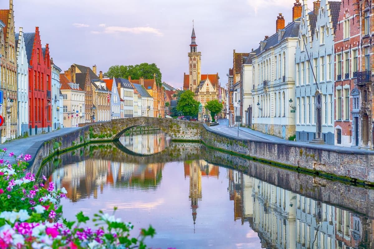 From Amsterdam: Bruges Day Tour in Spanish or English