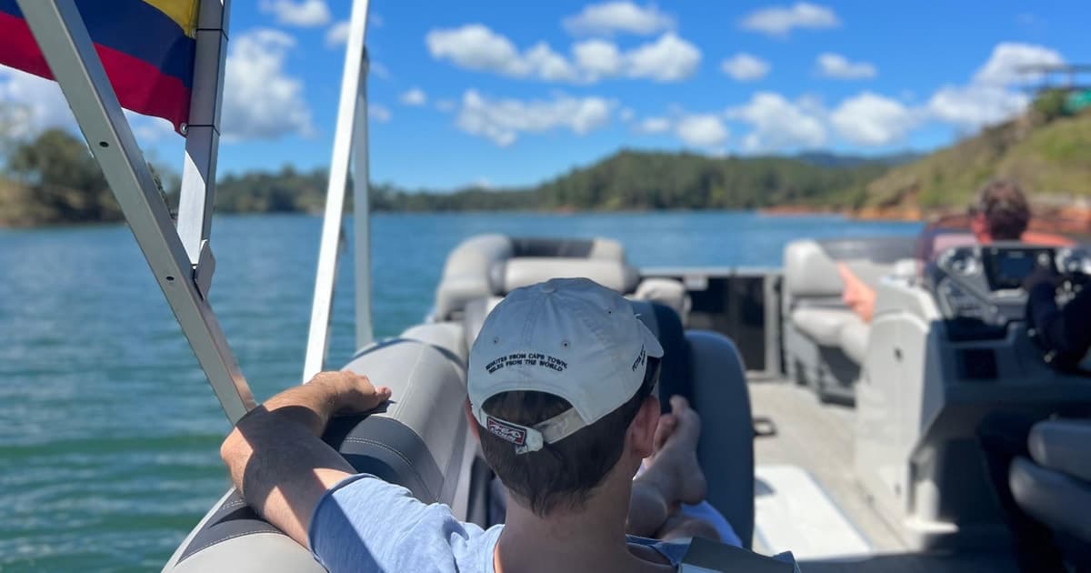 Tour de día completo en grupo reducido por Guatapé: barco, desayuno y almuerzo