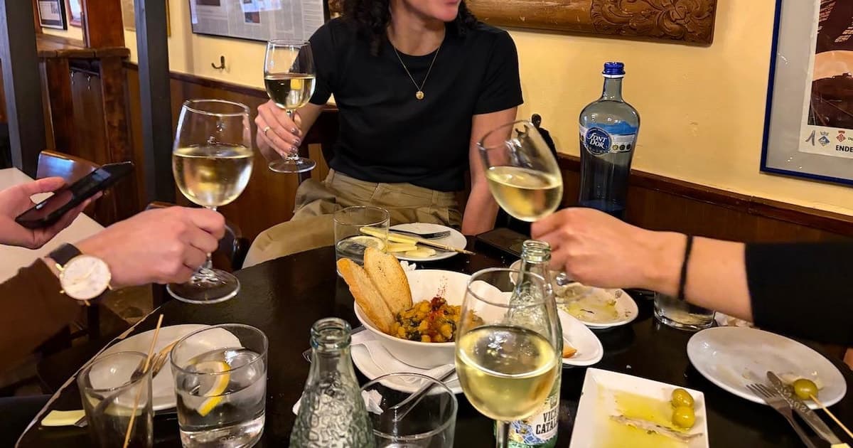Barcelona: Tapas and Wine Walking Tour