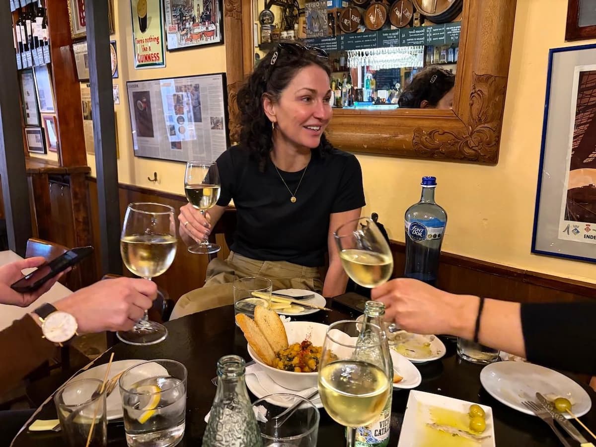 Barcelona: Tapas and Wine Walking Tour