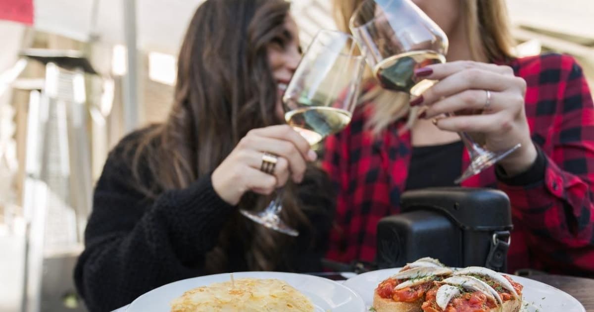 Barcelona: Evening Walking Tour in the Gaudi Area with Tapas