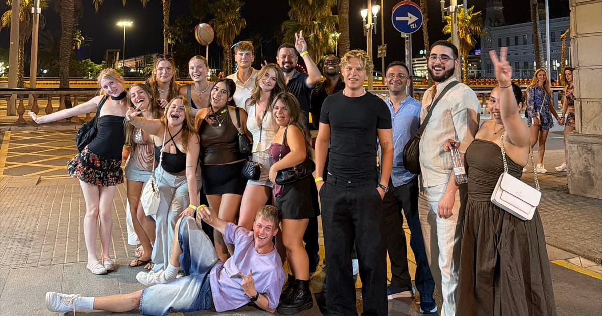 Tour de bares por Barcelona: 3 bares con anfitrión + entrada VIP a discoteca
