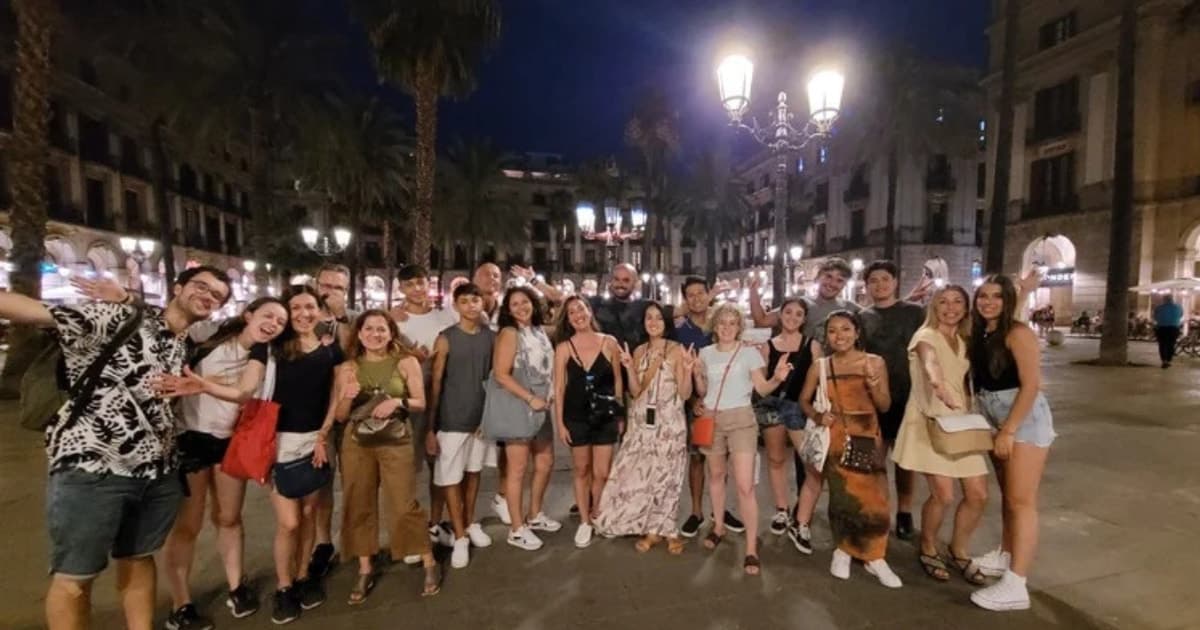 Tour por el Gótico de Barcelona con los MEJORES BARES y el MURO DE LOS BESOS