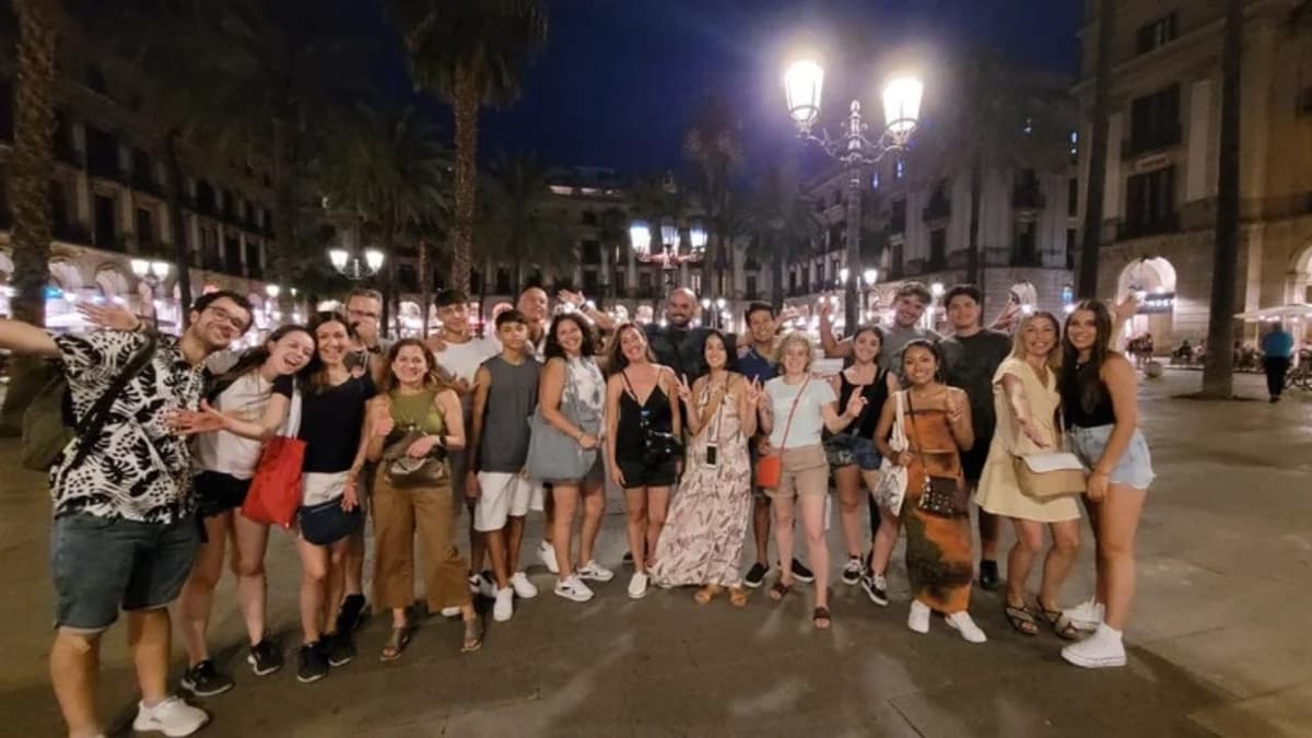 Barcelona: tour por bares ocultos, azoteas, discotecas y murales de besos