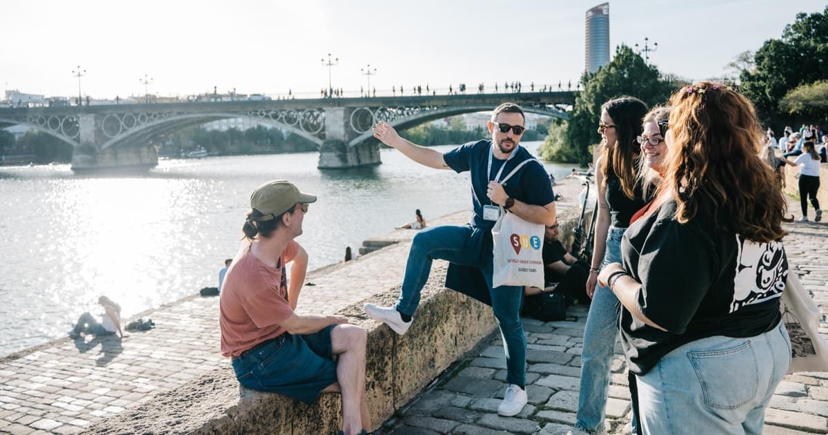 Sevilla: tour a pie por Triana y el Guadalquivir en grupo reducido