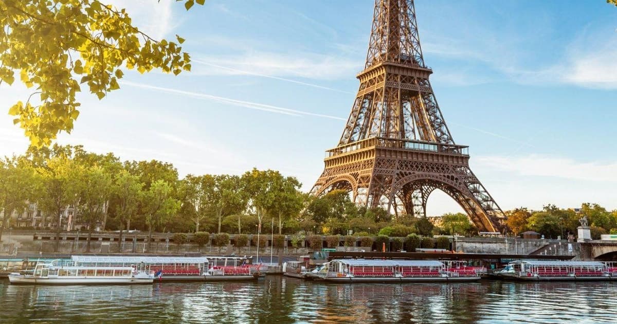 Tour Torre Eiffel-Plaza de la Concordia más Barco Turístico por el Sena