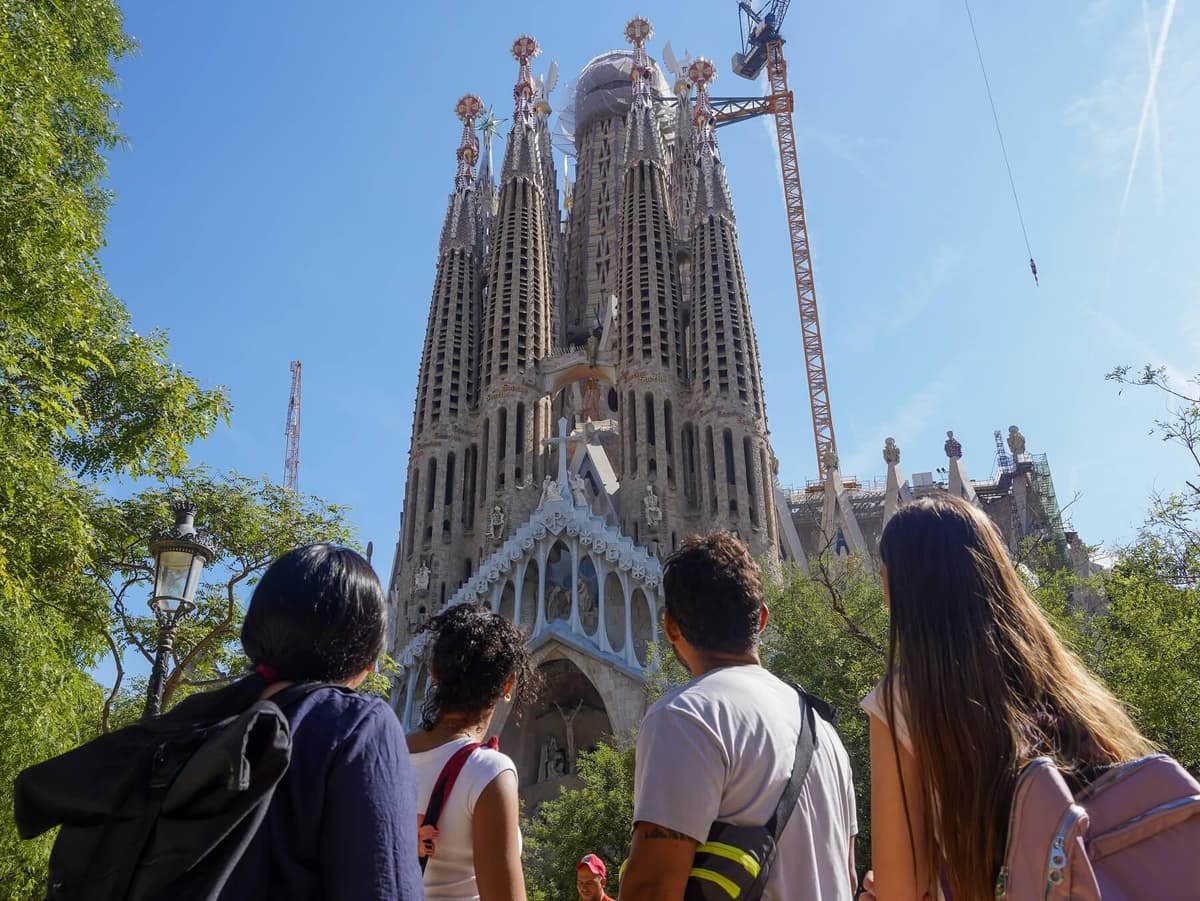 Barcelona: Sagrada Familia Guided Tour with Tower Access