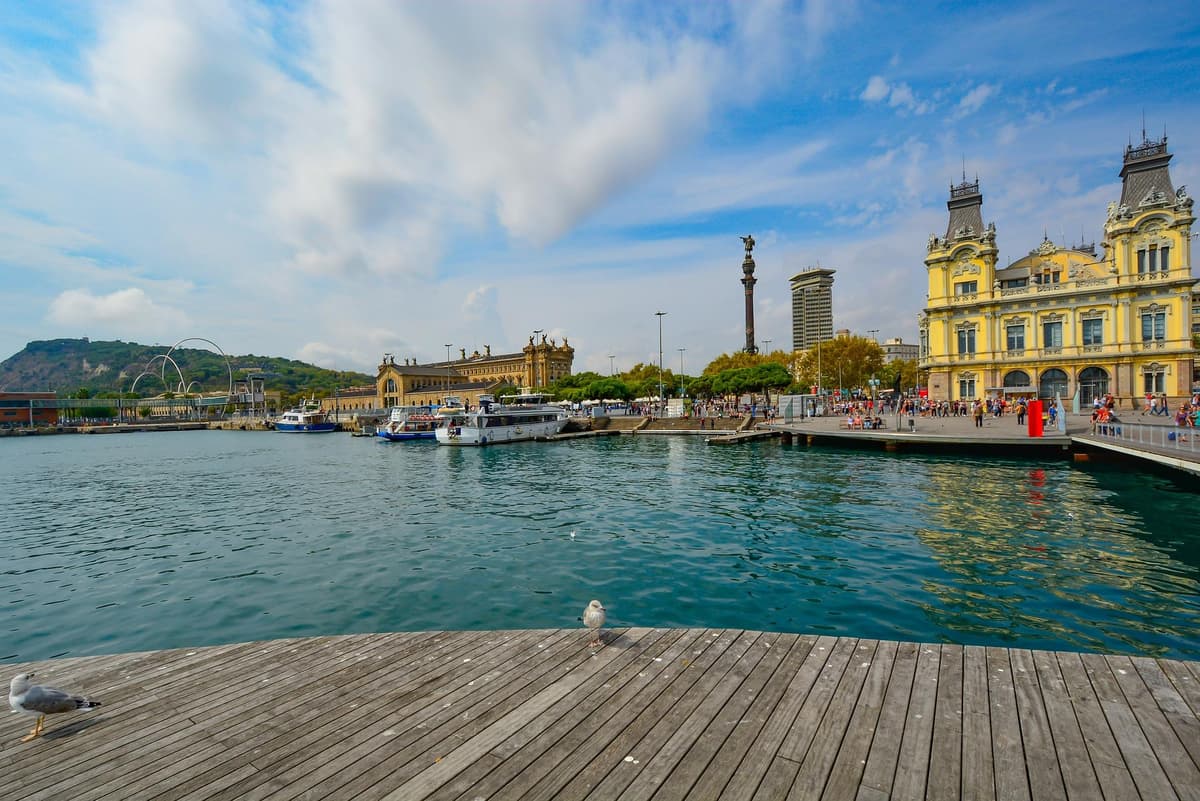 Barcelona: tour privado por el casco antiguo y la marina y paseo en barco