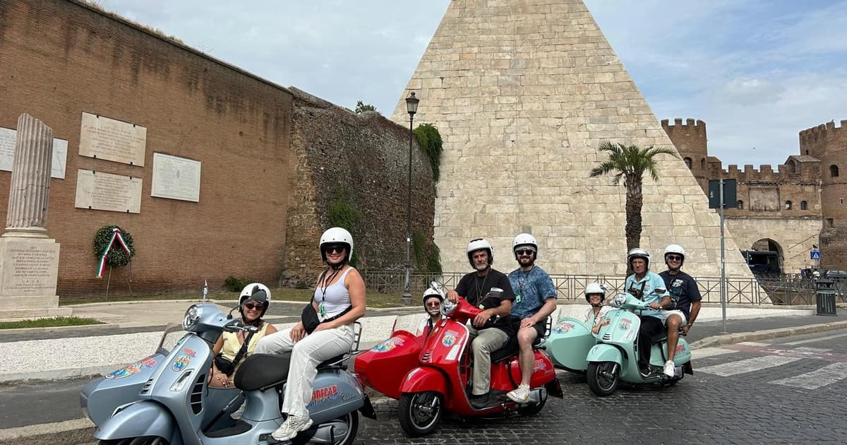 Rome by Vespa: Private guided tour in Sidecar with gelato