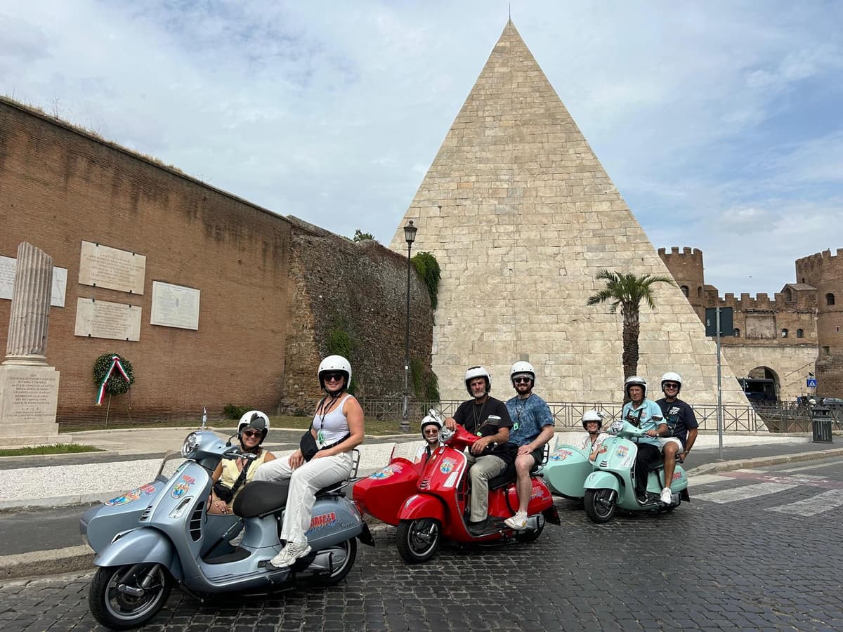 Rome by Vespa: Private guided tour in Sidecar with gelato