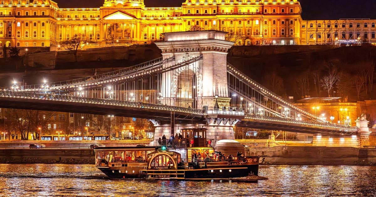 Budapest: crucero histórico con bebida de bienvenida