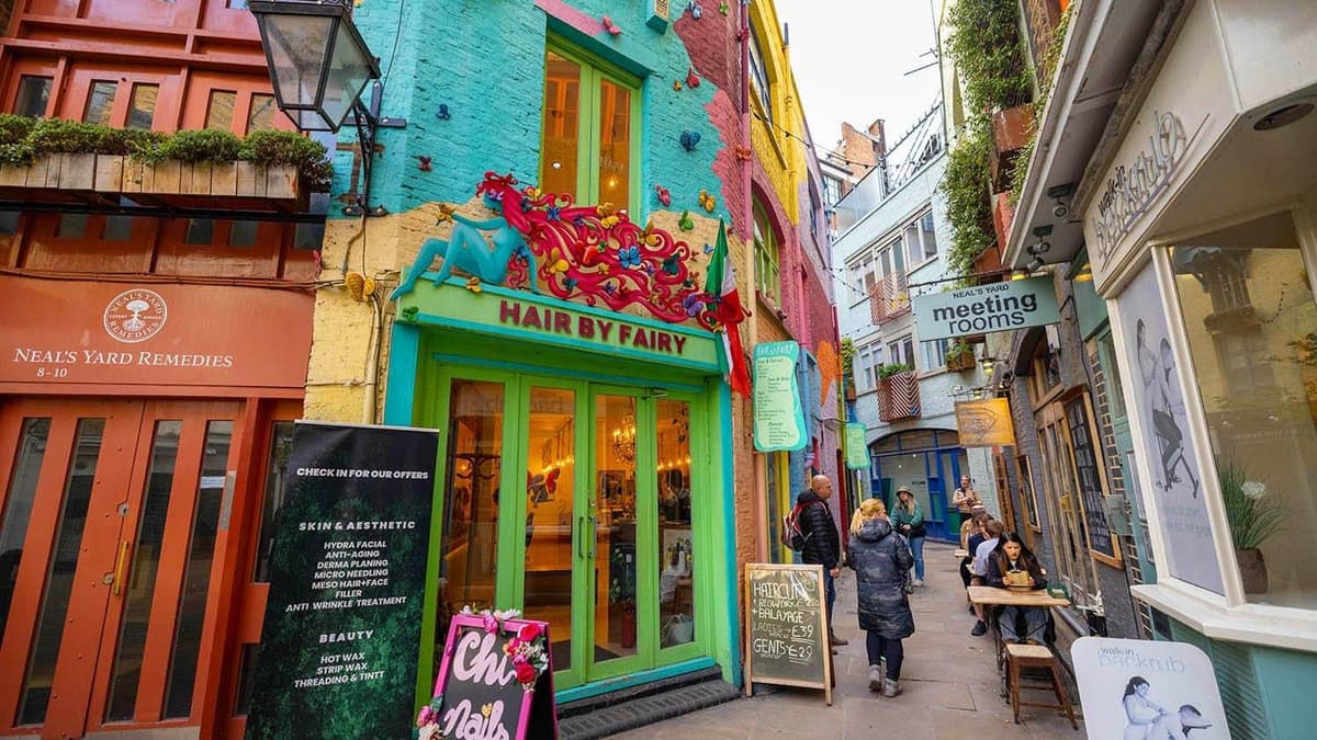 Soho sightseeing tour: history, music and English food culture
